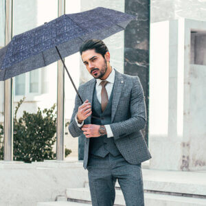 Man holding Tweeds Deluxe Auto Open Folding Umbrella
